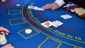 Studio live-dealer Dream Gaming dengan dealer dan meja permainan di platform slotboss